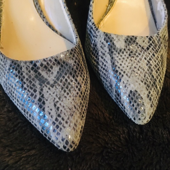 BANANA REPUBLIC Snakeskin Pumps - Picture 3 of 5